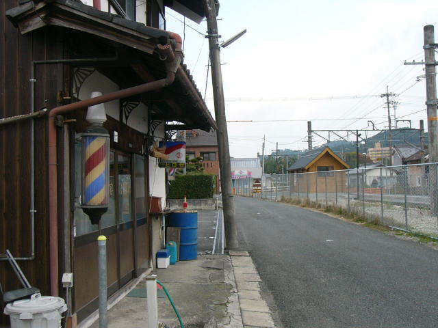 北宇智駅前に残っている散髪屋さん